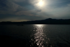 琵琶湖夕景　比叡の光