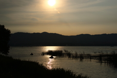 琵琶湖夕景　釣り人