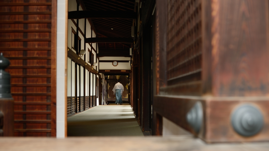 天神祭・境内の廊下を・・・、