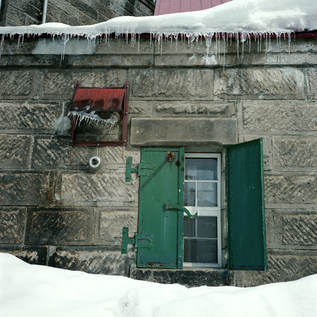 窓と雪