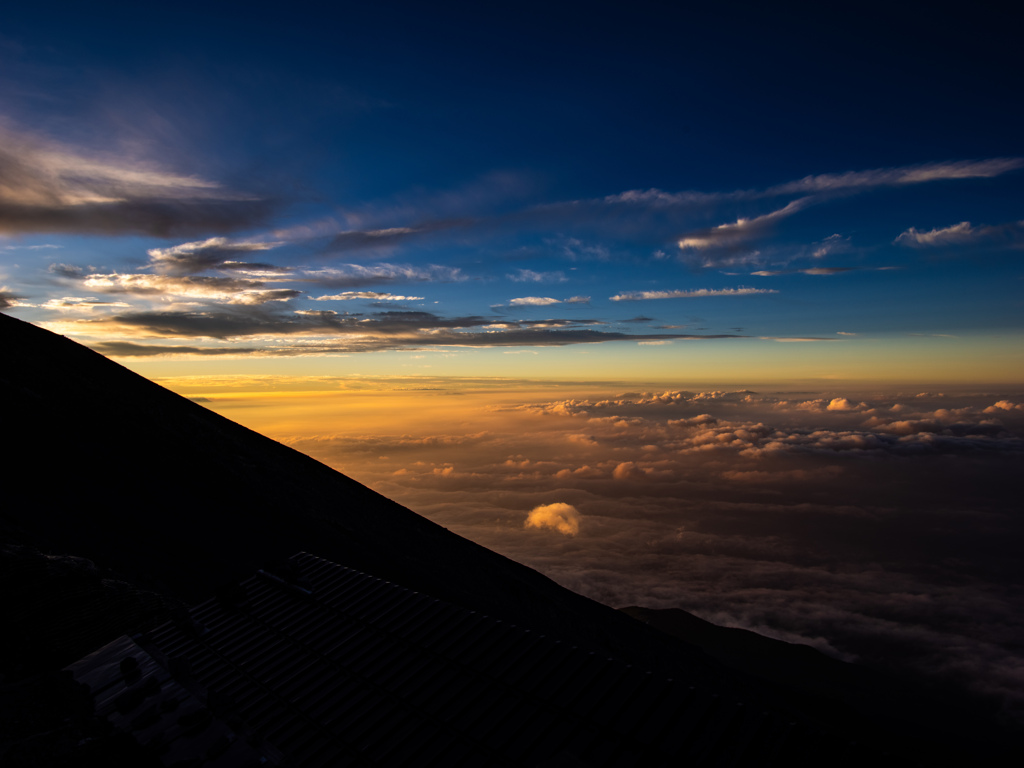 富士山　本八合目の雲海と夕焼け