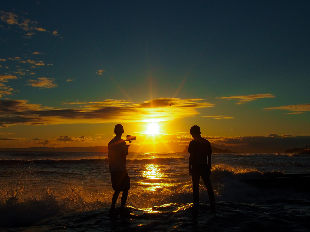 波打ち際の夕日