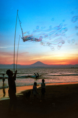 夕焼け　シャボン玉が舞う（フィルム）
