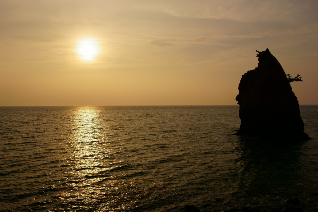 立岩と夕焼け