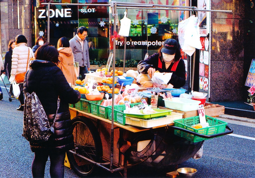 西陣商店街　道のど真ん中で野菜を売るおばちゃん②