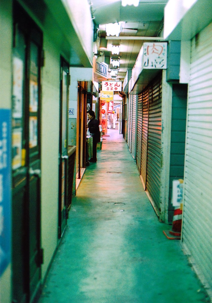 商店街路地　蛍光灯は好きじゃないけど