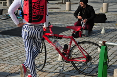 大道芸とおしゃれな自転車男性