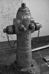 商店街の路地の古い消火栓