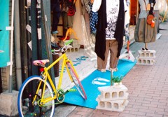小倉街角　黄色い自転車のあるお店