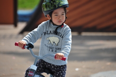 キックバイクで爆走中