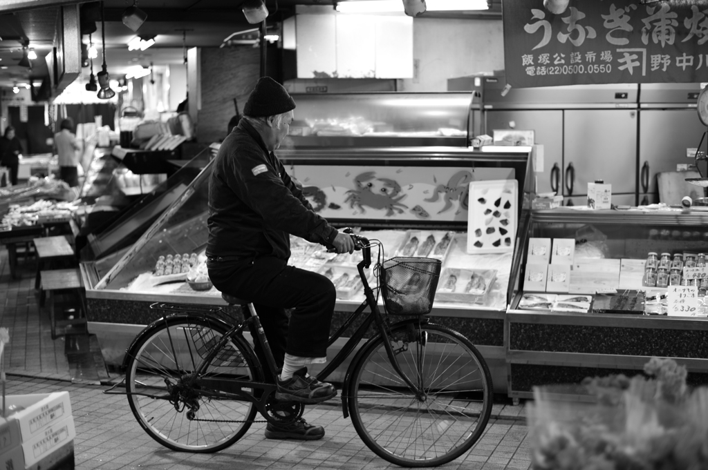 魚屋をのぞく自転車のおじさん