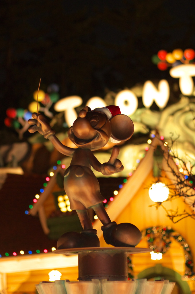 トゥーンタウンミッキー像クリスマスバージョン