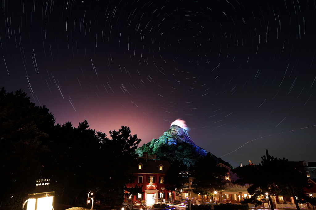 プロメテウス火山と星空