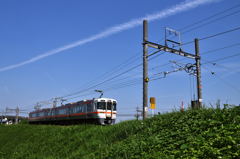 飛行機雲、電車そして青空。