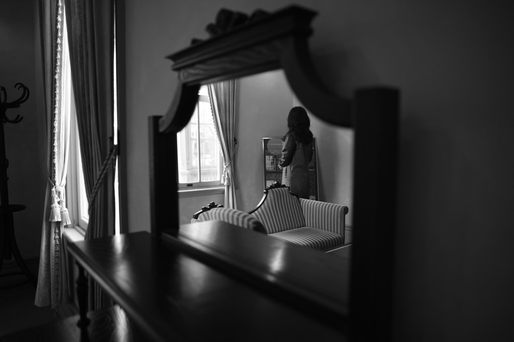 鏡の中の女性