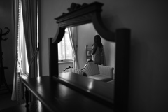 鏡の中の女性