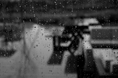 外は雨