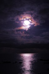 海を照らす月