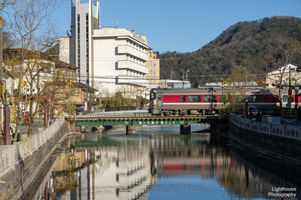 温泉街を走る