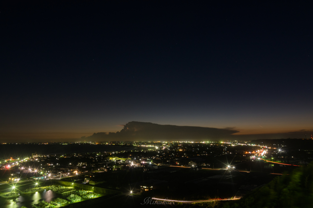 夕暮れと雷雲
