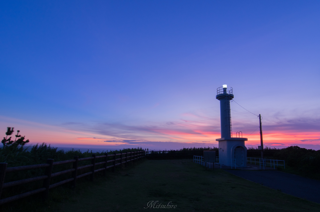 夕暮れの灯台