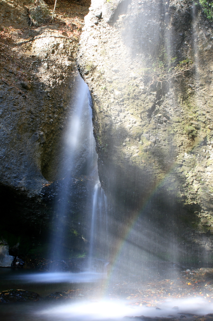 虹架かる月待ちの滝