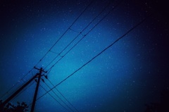 電線と星空