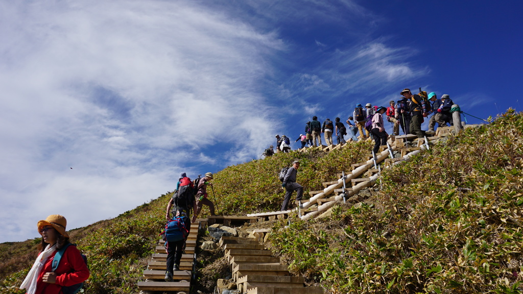 八方池に向かう登山者たち