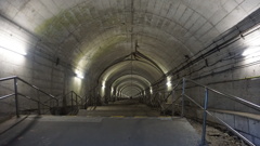 土合駅への地下トンネル