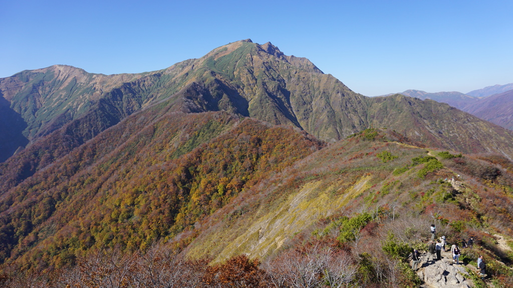 紅葉シーズンの谷川岳