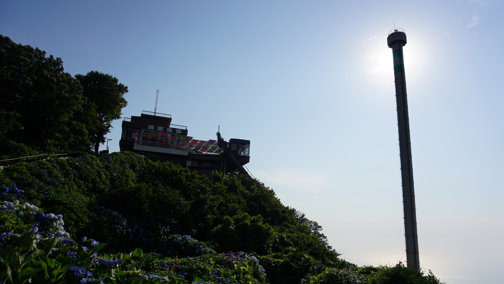 逆光の弥彦山パノラマタワー