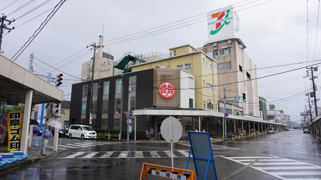 雨の柏崎駅前通り