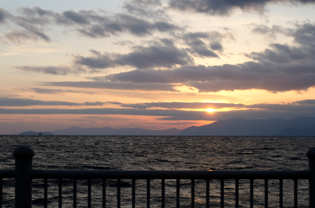 琵琶湖の夕日は寒かった