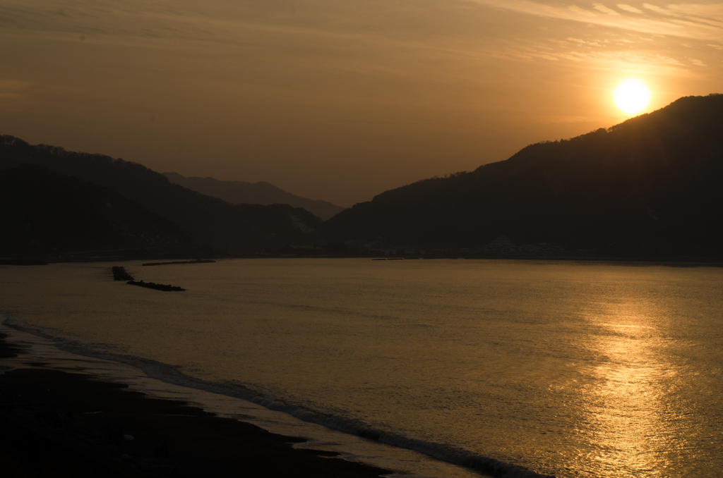 山へ消え行く夕日