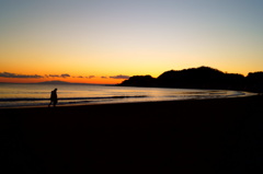 150201__夕日の浜辺の二人
