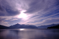 中禅寺湖と雲と光