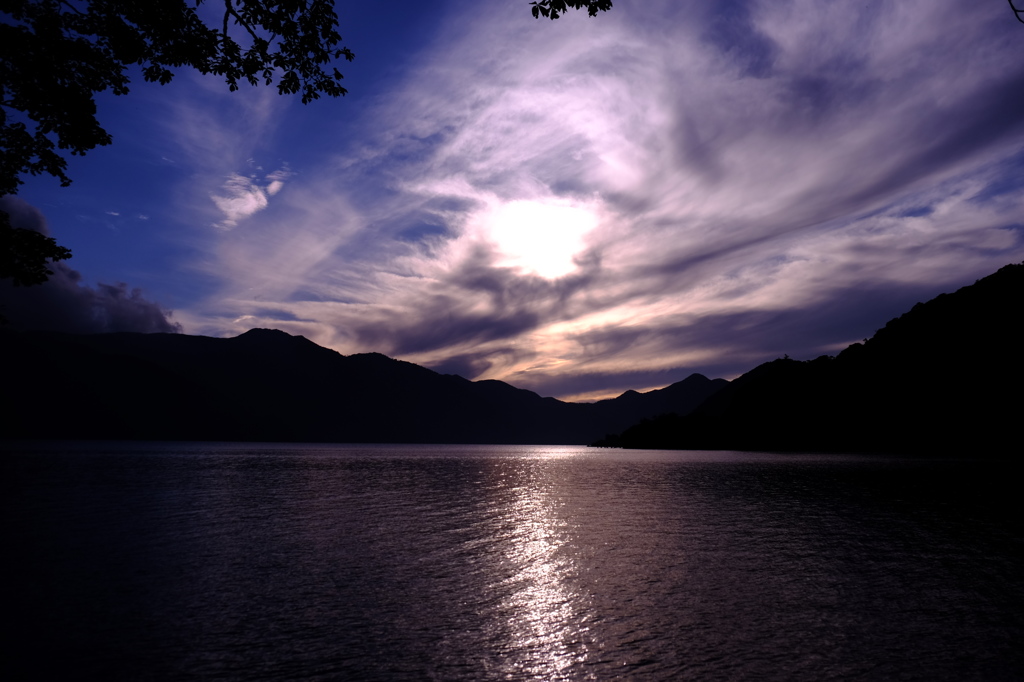 中禅寺湖と雲