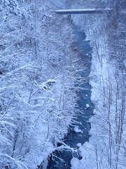 青い川