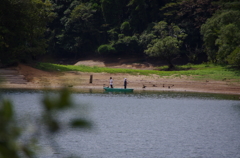 秋の河畔と釣り人2