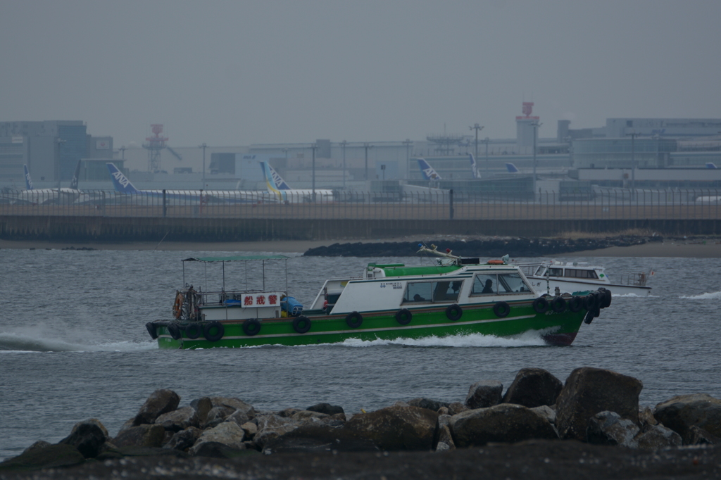 奥にかすんでいる飛行機が主役です