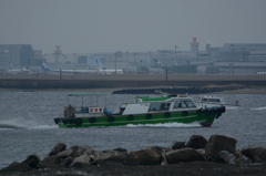 奥にかすんでいる飛行機が主役です