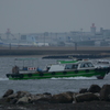 奥にかすんでいる飛行機が主役です