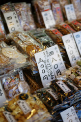 お店の前で