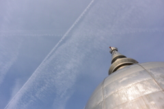 仏舎利と飛行機雲