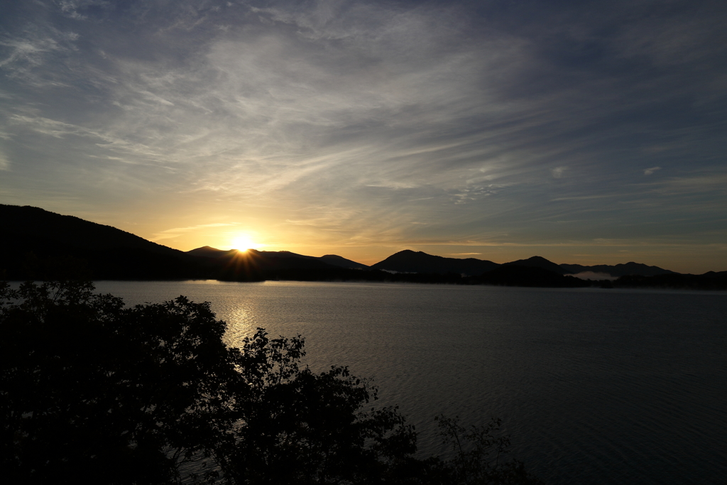 桧原湖の夜明け