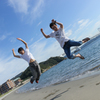 海にはしゃぐ