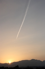 立山へと向かう飛行機雲
