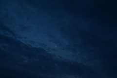 雲に中へのお月様