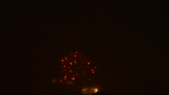 雨の中の多摩川花火大会