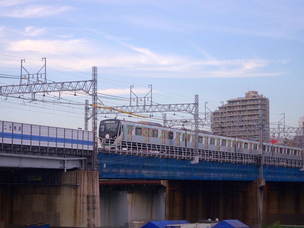 オシャレ過ぎる極彩色な電車